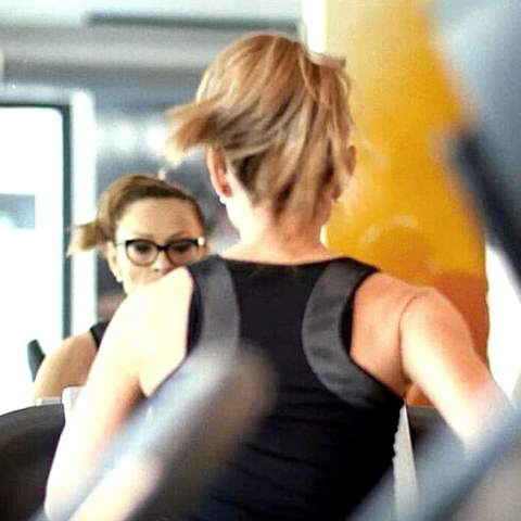 Allieva durante un allenamento in sala fitness, pacchetto Start Up