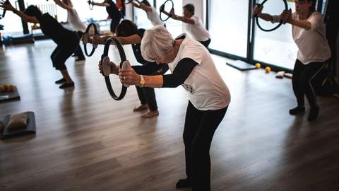 Lezione di Back School con gli anelli Pilates in sala corsi