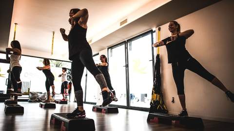 Lezione di cross training con gli step
