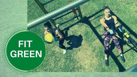 Allenamento all'aperto Fit Green con attrezzi in un parco