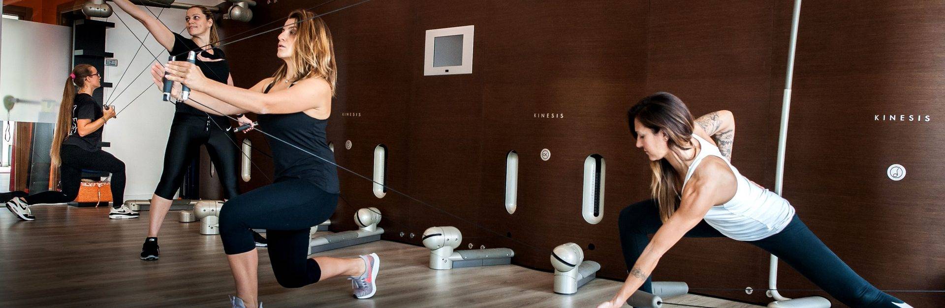 Allenamento con i cavi Kinesis in sala corsi a Cuerpo Fit & Pilates