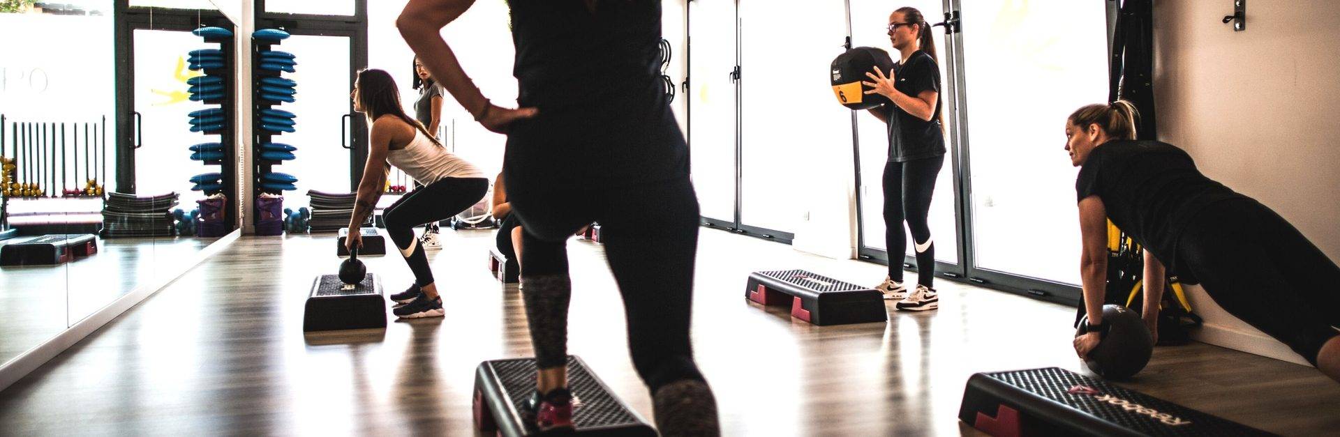 Allenamento funzionale con step, palla medica e kettlebell