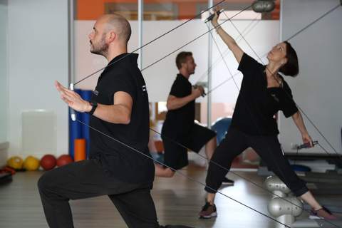 Trainer guida un affondo con i cavi Kinesis
