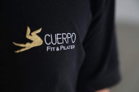 Logo Cuerpo Fit & Pilates sulla polo dello staff