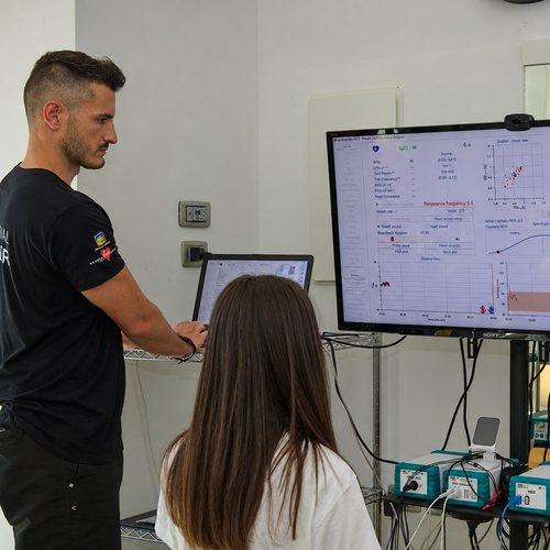 Preparatore atletico mostra i dati di un'analisi a una cliente