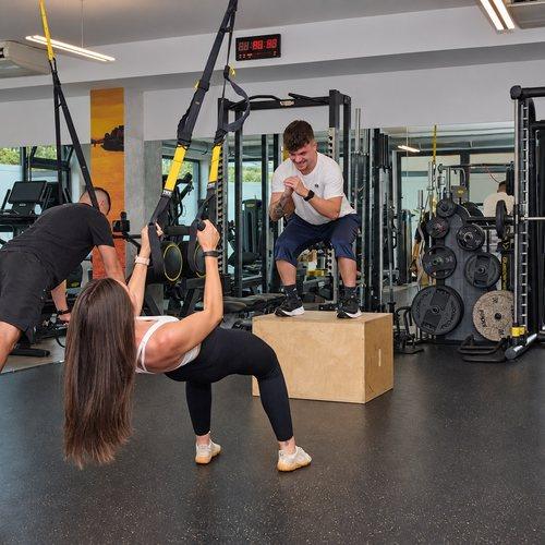 Allenamento con TRX e cassone per perdere peso e ricomporre il corpo