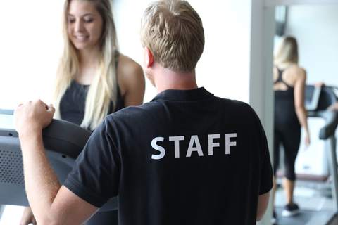Personal trainer dello staff Cuerpo con un'allieva in sala fitness