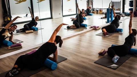 Corso di gruppo di Pilates con i roller