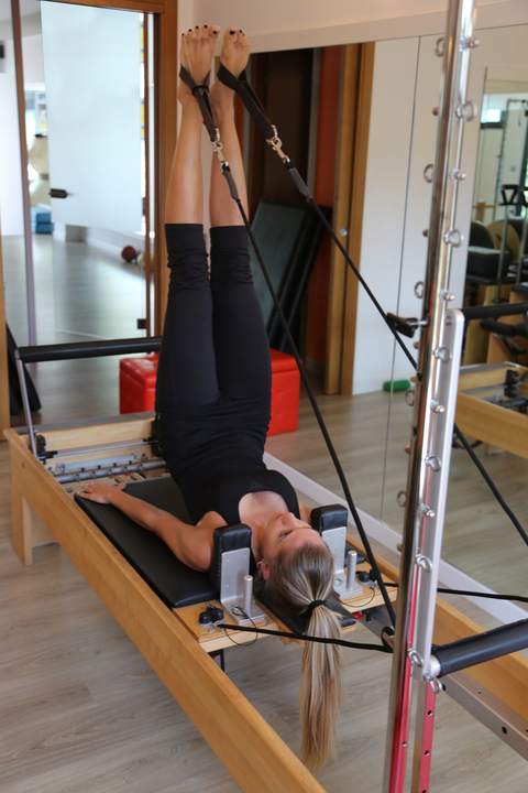 Esercizio al Reformer con le gambe in verticale