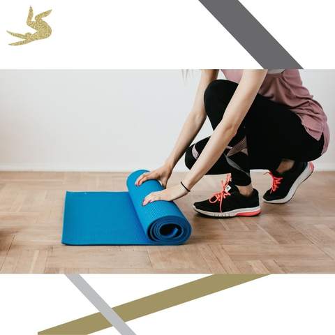 Allieva arrotola un tappetino, personal training da 30 minuti