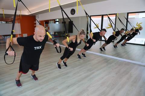 Lezione di gruppo di TRX Suspension Training