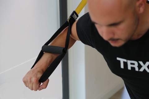 Primo piano di un allievo con la maniglia TRX